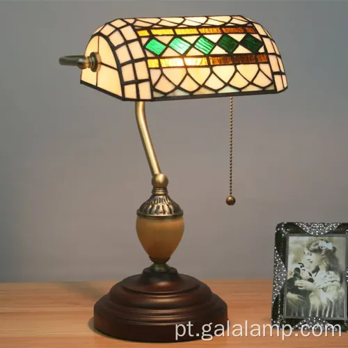 Luzes bancários europeus para o ambiente nostálgico